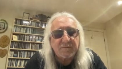 URIAH HEEP's MICK BOX On JEFF BECK: 'He Was My All-Time Favorite Guitarist'